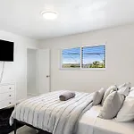Cozy House Minutes From Downtown
